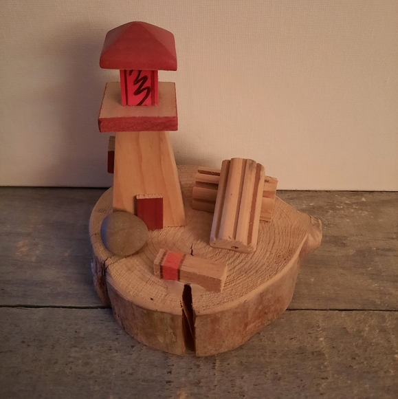 Vintage Wooden East Coast Lighthouse - Picture 2 of 10